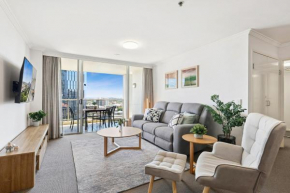 2-Bed City Abode with Swimming Pool Gym & Views